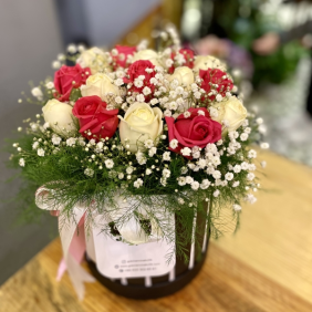  Antalya Çiçek Gönder 8 Kırmızı Gül ve 7 Beyaz Gülden Cipsolu Kutu Aranjman