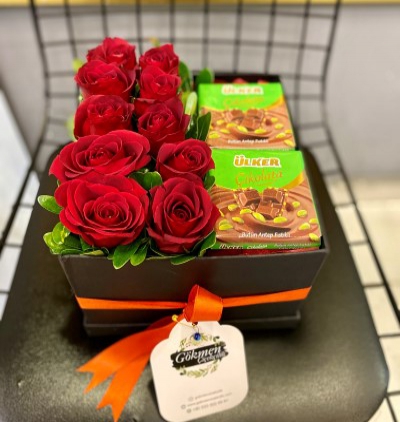  Antalya Çiçekçiler 10 Kırmızı Gül ve 2 Tablet Çikolata Aranjman