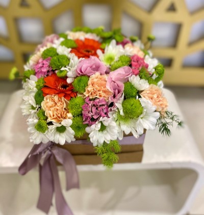 beyaz Şebboylardan oluşan kutu aranjman Çiçeği & Ürünü Kır Çiçeklerinden Kutu Aranjman 
