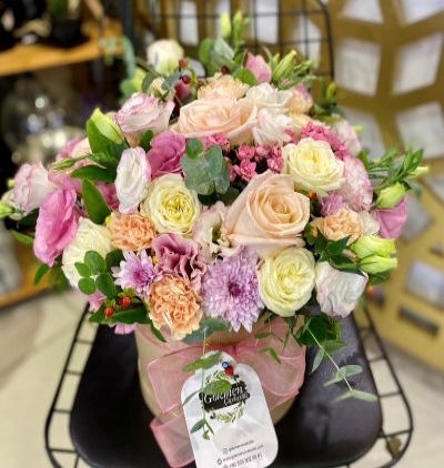 beyaz Şebboylardan oluşan kutu aranjman Çiçeği & Ürünü Pembe Gül ve Kır Çiçeklerinden Kutu Aranjman 