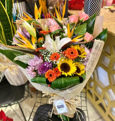 pembe gül ve kır Çiçeklerinden kutu aranjman Çiçeği & Ürünü Karışık Renkli Kır Çiçeklerinden Buket 