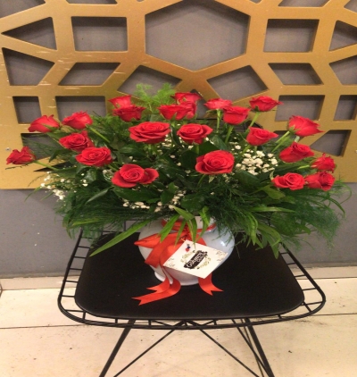 guzmanya Çiçeği & Ürünü Vazoda 21'li Kırmızı Güller 