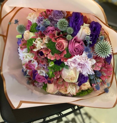 pembe gül ve kır Çiçeklerinden kutu aranjman Çiçeği & Ürünü Pastel Tonlarında Kır Çiçekleri Buketi 