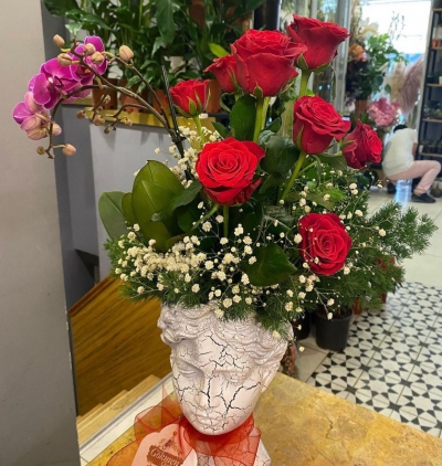 karışık pembe kır Çiçekleri aranjman Çiçeği & Ürünü Seramik Helen Kafa İçerinde Orkide ve Kırmızı Güller 