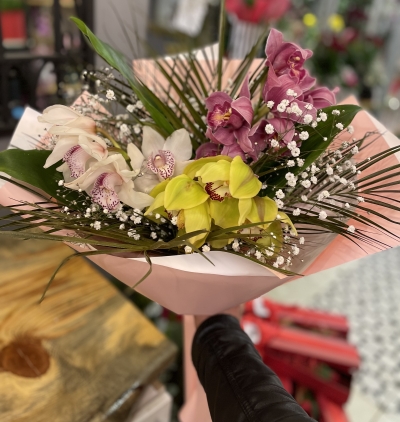pembe gül aranjman Çiçeği & Ürünü 3 Farklı Renk Kesme Orkide Buketi 