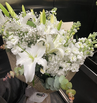 karışık renkli kır Çiçeklerinden buket Çiçeği & Ürünü Beyaz Kazabilanka ve Şebboy Buketi 
