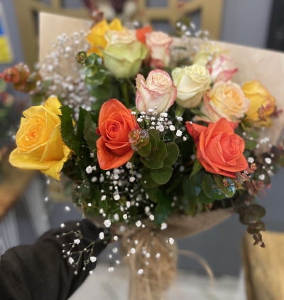 pembe gül ve kır Çiçeklerinden kutu aranjman Çiçeği & Ürünü Karışık Renkli 13 Gülden Buket 