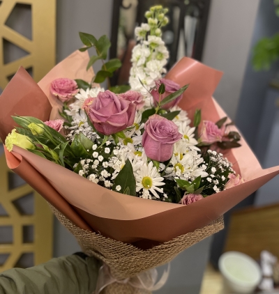 pembe gül ve kır Çiçeklerinden kutu aranjman Çiçeği & Ürünü Mor Güllerden ve Kır Çiçeklerinden Buket 
