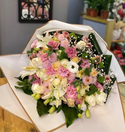  Antalya Çiçek Siparişi Beyaz ve Pembenin Karışık Çiçek ve Gül Buketi