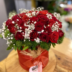  Antalya Çiçek Gönder 35 Kırmızı Gülden Cipsolu Kutu Aranjman