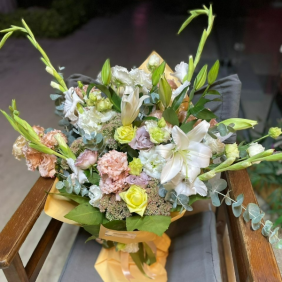  Antalya Çiçek Siparişi Kazablankalar ve Renkli Gül, Lisyantus Buketi