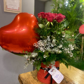  Antalya Çiçek 15 Kırmızı Gülden Kalpli Balonlu Kutu Aranjmanı