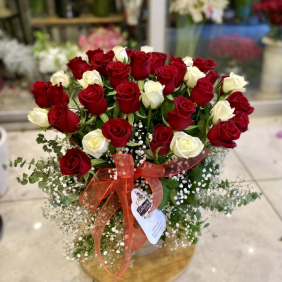  Antalya Çiçek Gönder 25 Kırmızı 15 Beyaz Gül Kutu Aranjmanı
