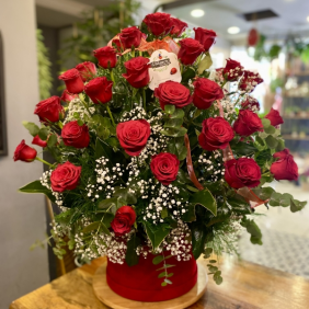 Antalya Çiçekçi 61 Kırmızı Güllerden Kutu Aranjmanı